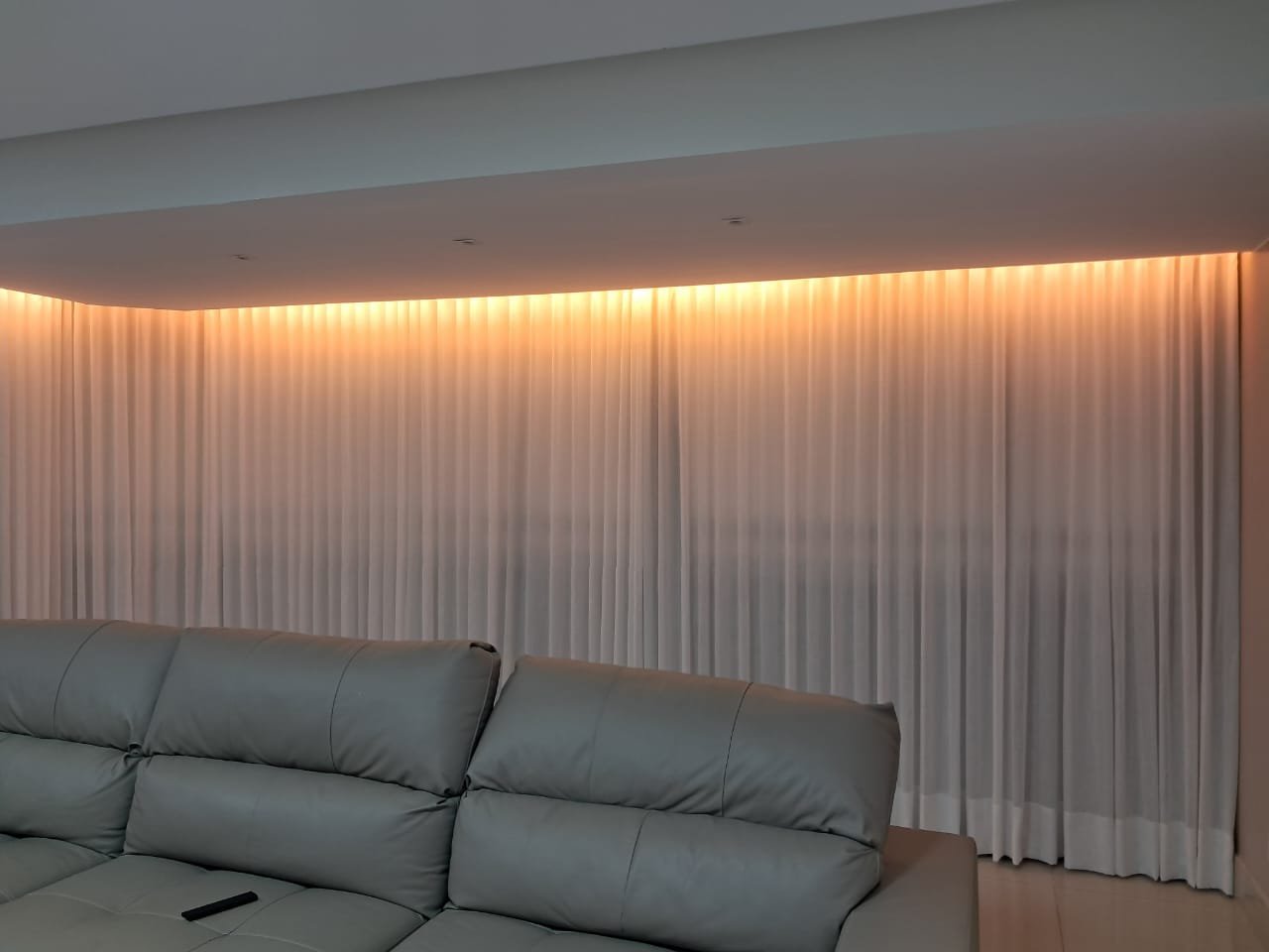 Sala decorada com cortinas em tecido
