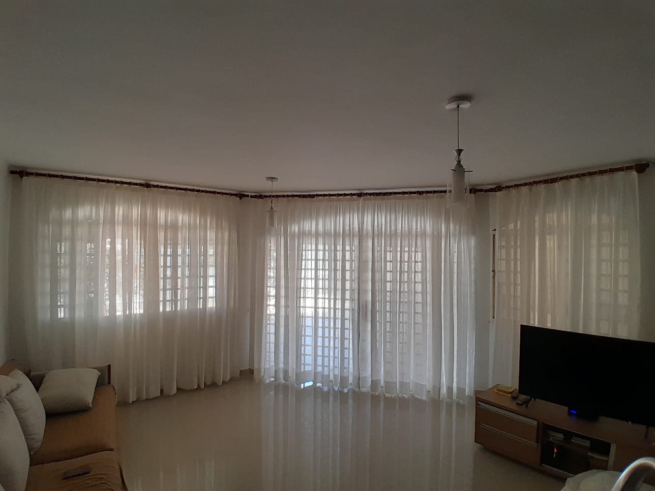 Detalhe de composição com cortina e trilho
