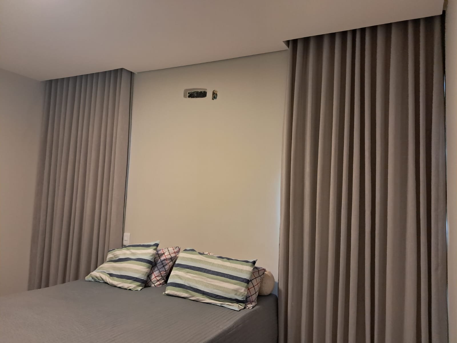 Quarto com cortinas em dois vãos