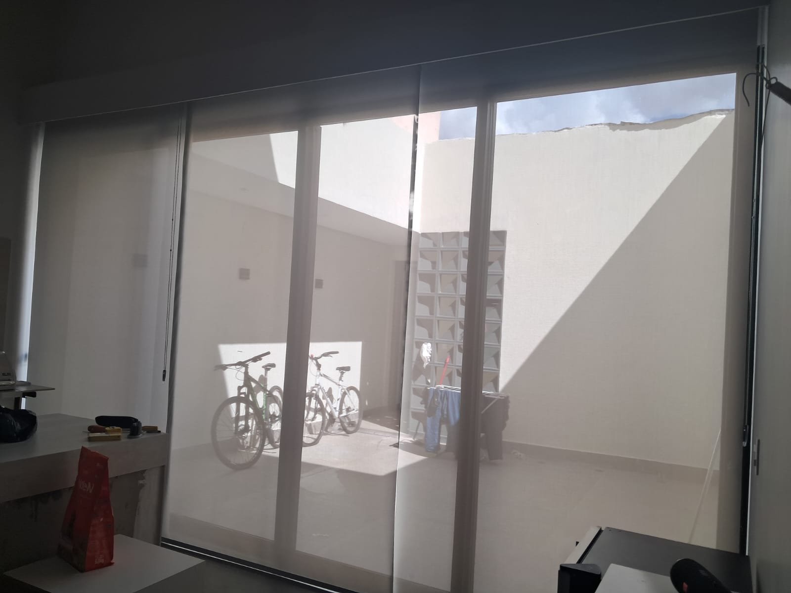 Persianas rolo em portas de vidro
