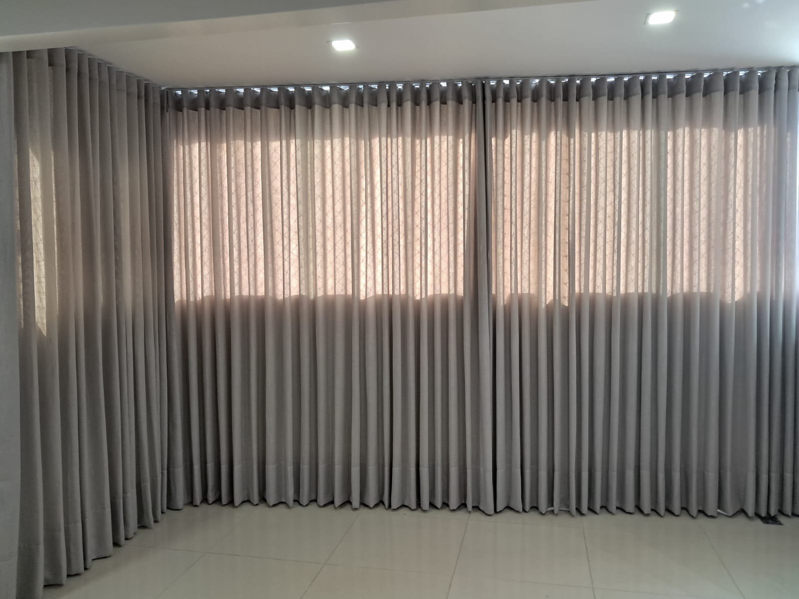 Cortina em grande janela residencial