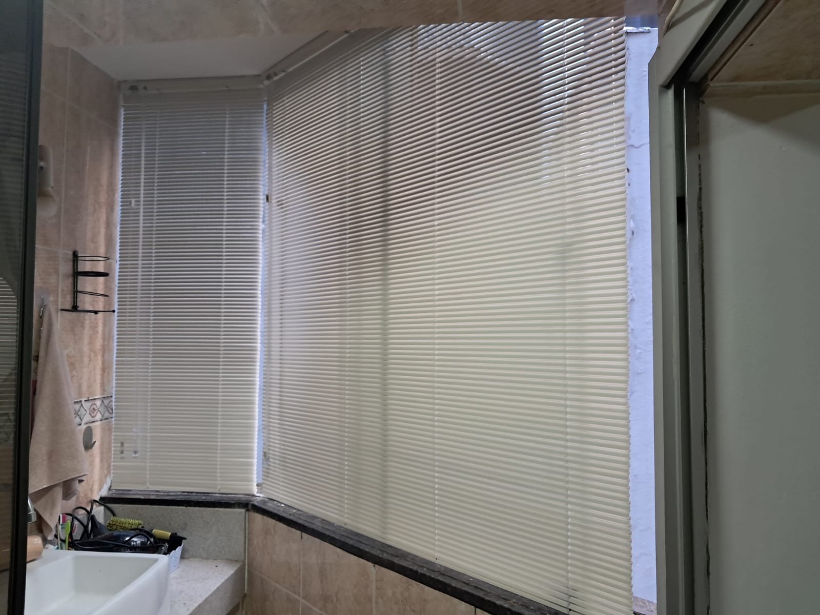Persianas horizontais brancas em ambiente residencial
