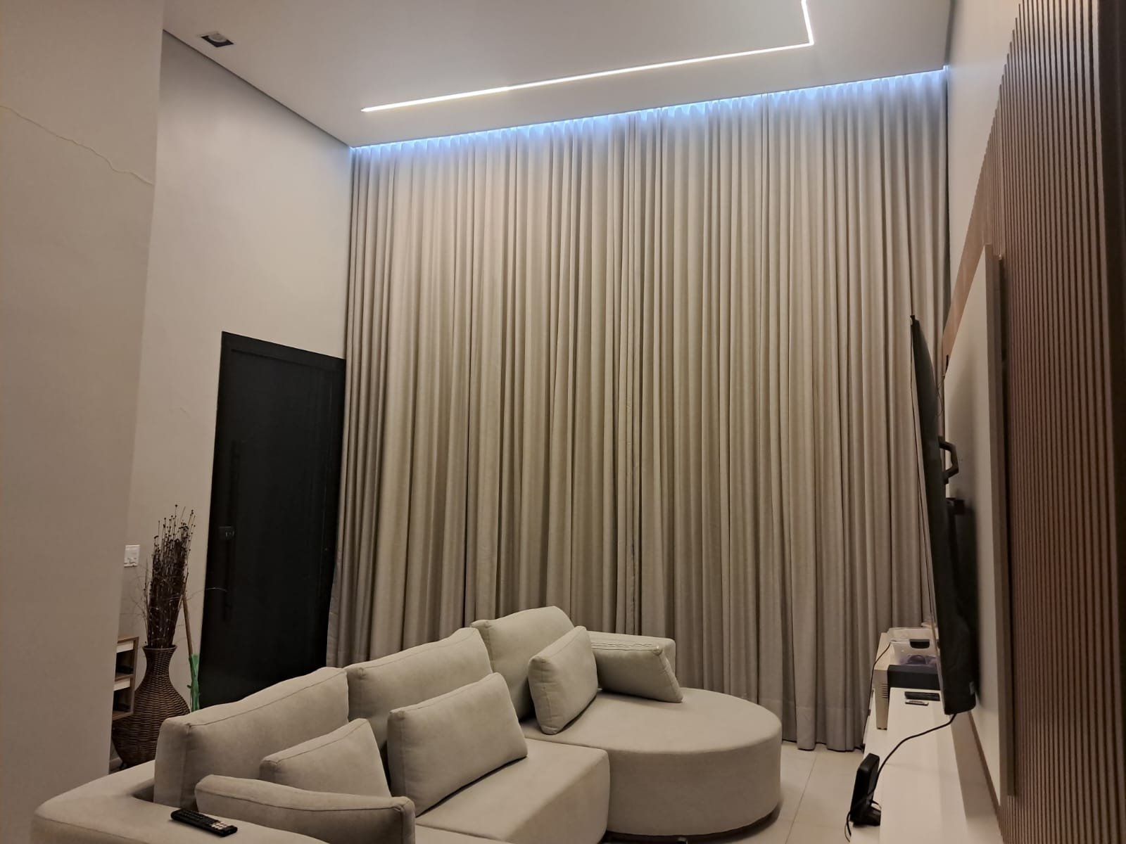 Cortinas em ambiente residencial decorado
