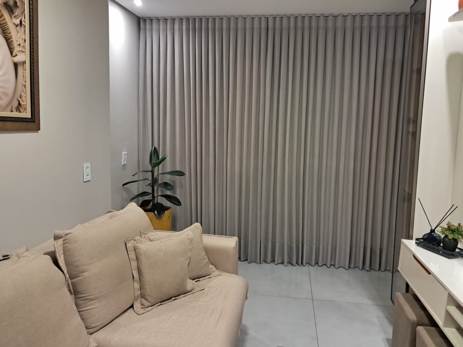 Sala com cortina cinza sob medida