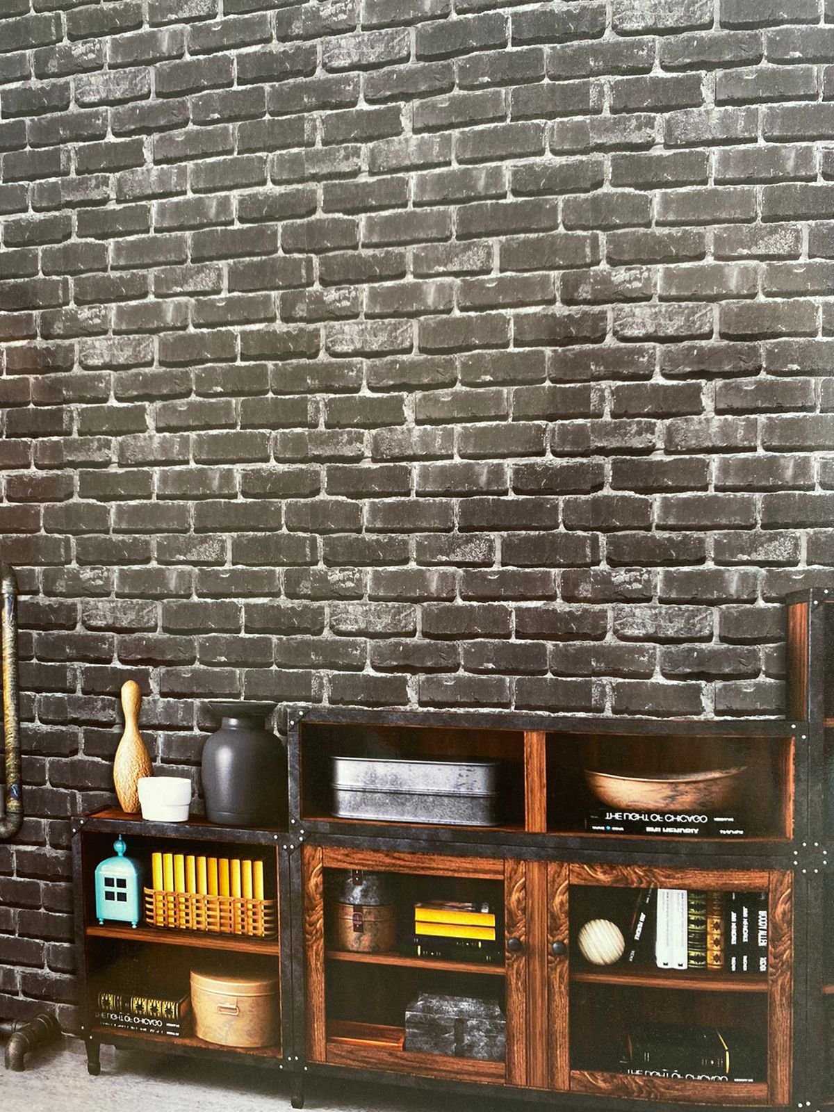 Parede com papel de parede que reproduz tijolos escuros em sala decorada
