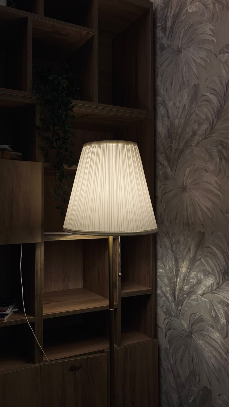Papel de parede com textura de folhas em ambiente decorado