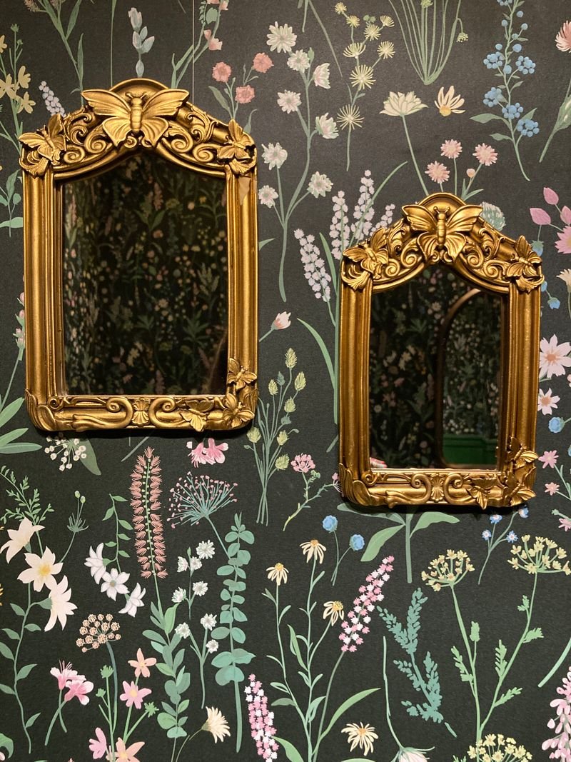 Papel de parede floral com textura em ambiente decorado